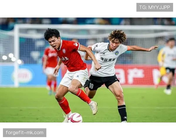 足球教练称赞球队表现，期待未来比赛中持续提升状态