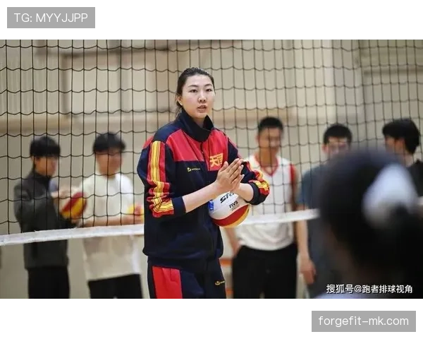 要是拍袁心玥的私下生活——场上像队长，场下却是拎菜袋排队回家的那个女生