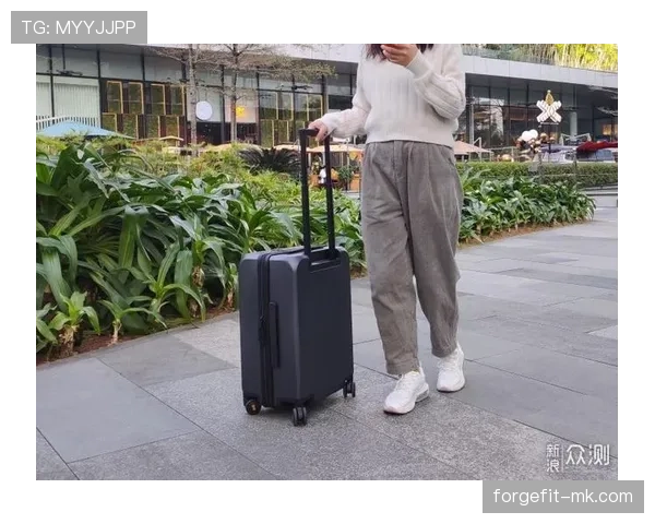 维纳斯今天又来机场秀贵妇范儿，行李箱都得专人推了吧？