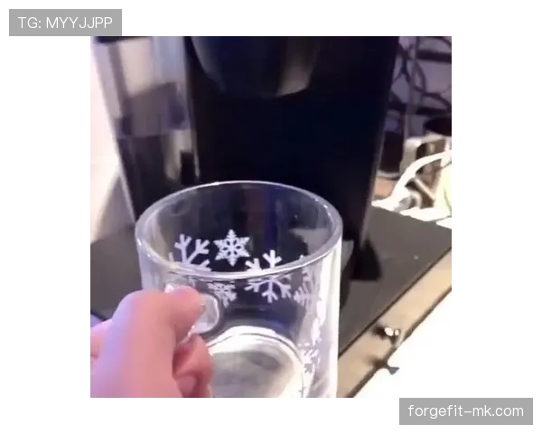 杨千霖早晨发图，那水杯都比我房租贵